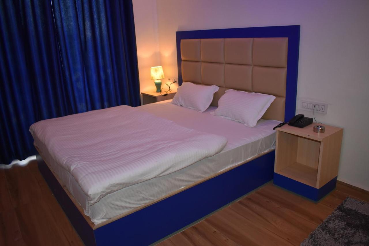 Hotel Shagun Residency Mathura Bagian luar foto