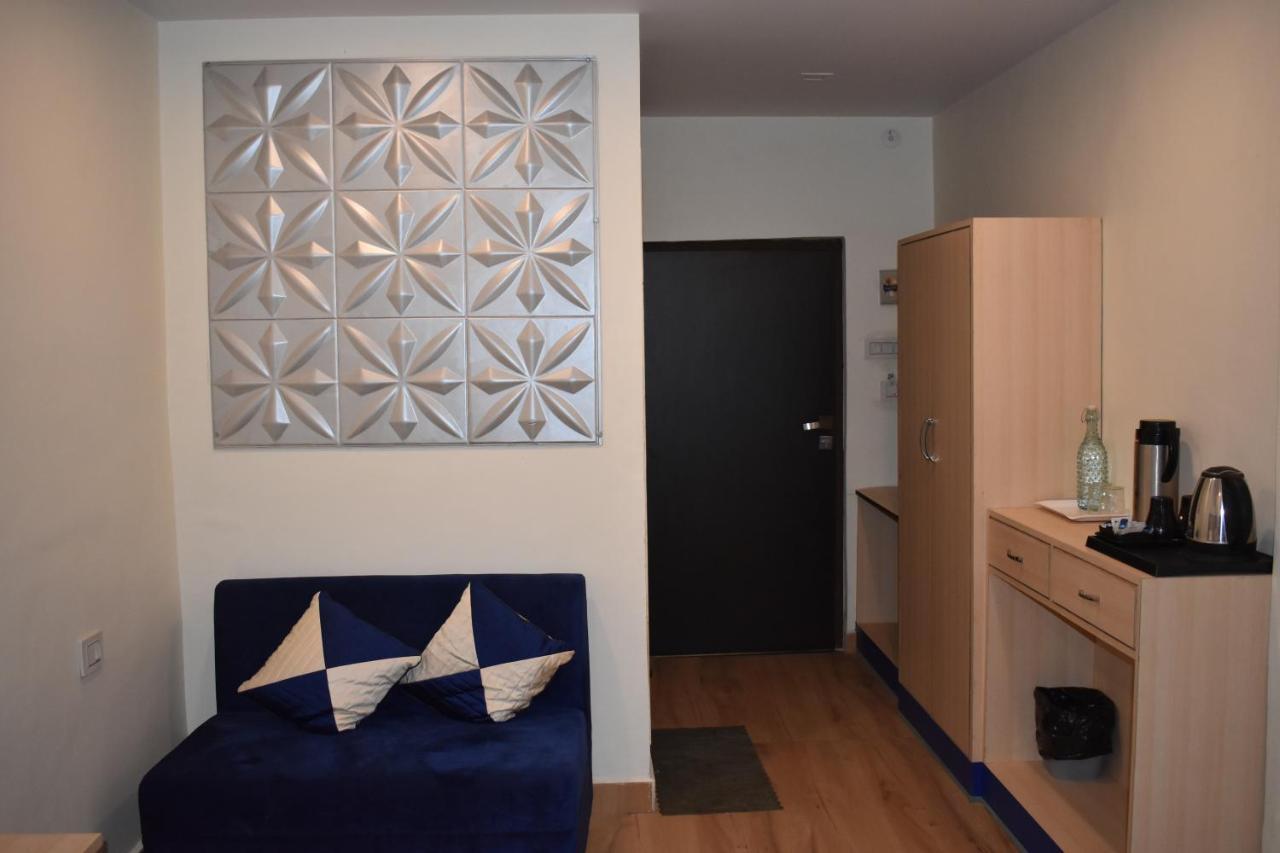 Hotel Shagun Residency Mathura Bagian luar foto