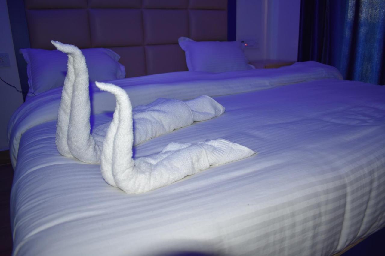 Hotel Shagun Residency Mathura Bagian luar foto